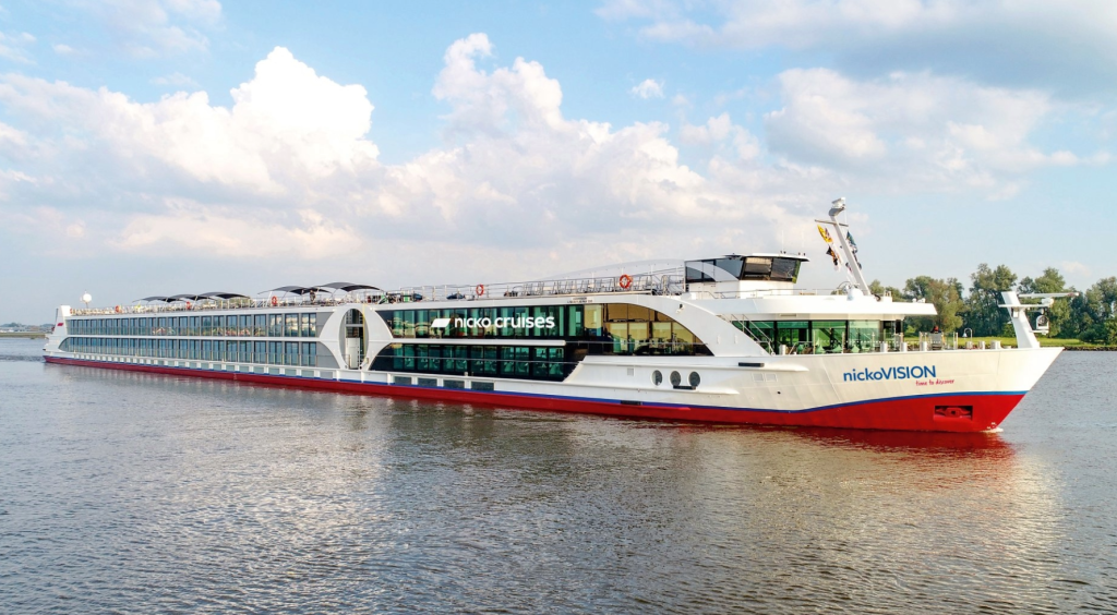 Gönyűnél zátonyra futott egy nagy hotelhajó, 200 utas szilveszterezett a Duna fogságában