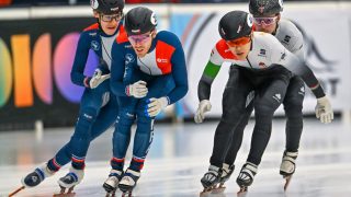Nógrádi Bence (b) és Moon Wonjun (j) az 5000 méteres vegyesváltó elődöntőjében a rövidpályás gyorskorcsolya Európa-bajnokságon a hollandiai Tilburgban 2026. január 17-én.