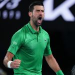 Novak Djokovic ünnepel a Jannik Sinner elleni mérkőzésen az Australian Openen.