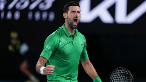 Novak Djokovic ünnepel a Jannik Sinner elleni mérkőzésen az Australian Openen.