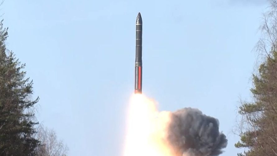 Nukleáris fegyverkezési versenybe sodródhat az Egyesült Államok és Oroszország