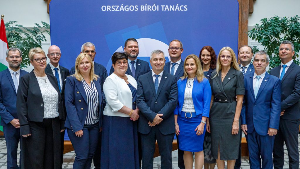 Nem sikerült szigoríttatni a Tisza-ügy miatt a bírók etikai kódexét, a Kúria-elnök kiviharzott az ülésről