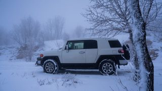 A képen egy négy kerék meghajtású, off-road terepjáró látható, hasonló azokhoz, melyek a mentésben részt vesznek.