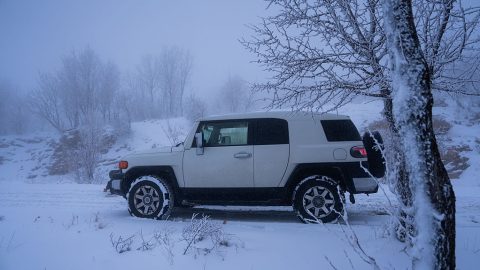 A képen egy négy kerék meghajtású, off-road terepjáró látható, hasonló azokhoz, melyek a mentésben részt vesznek.