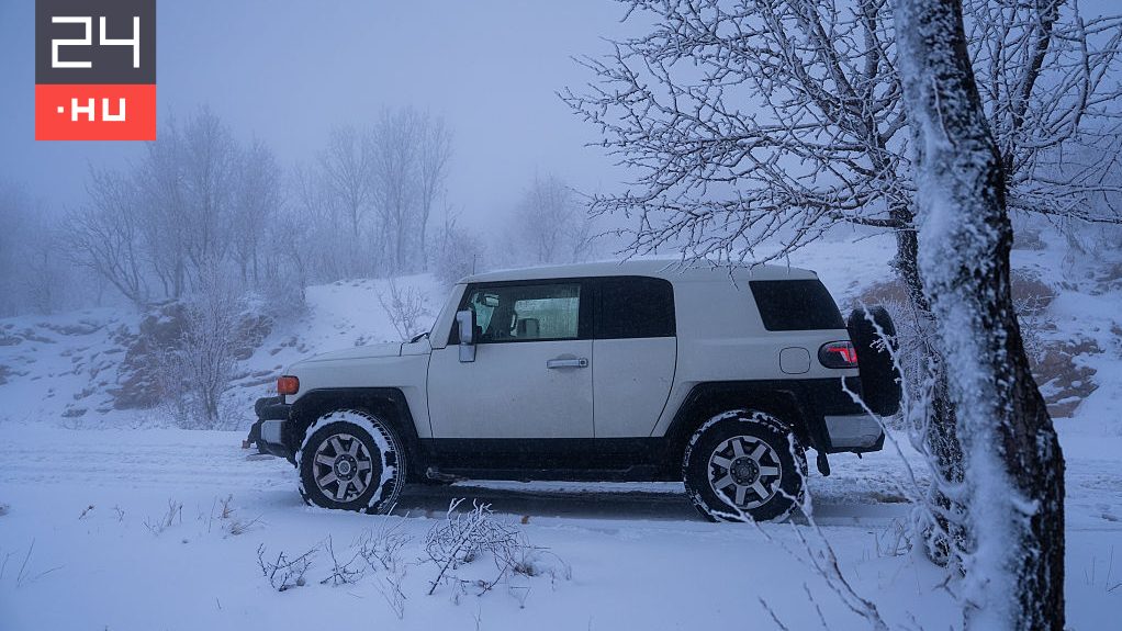 Több mint 300 off-road jármű segít azokon, akik a hó miatt kerültek bajba