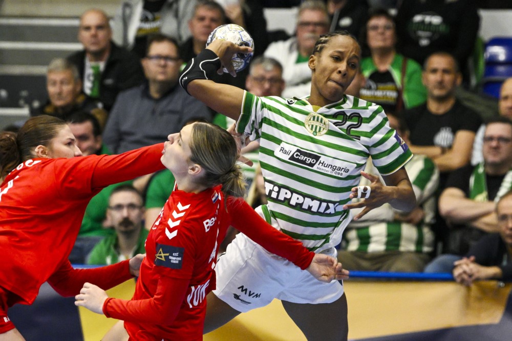 Orlane Kanor, az FTC (j), valamint Aleksandra Olek (b) és Katja Vukovic (b2), a Podravka Koprivnica játékosai a női kézilabda Bajnokok Ligája B csoportjának 10. fordulójában játszott FTC-Rail Cargo Hungaria - Podravka Koprivnica mérkőzésen az Érd Arénában 2026. január 18-án.