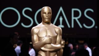 Az arany Oscar-szobor, a háttérben Oscars felirattal