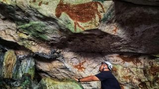 Kutató a rajzokkal teli barlangban.