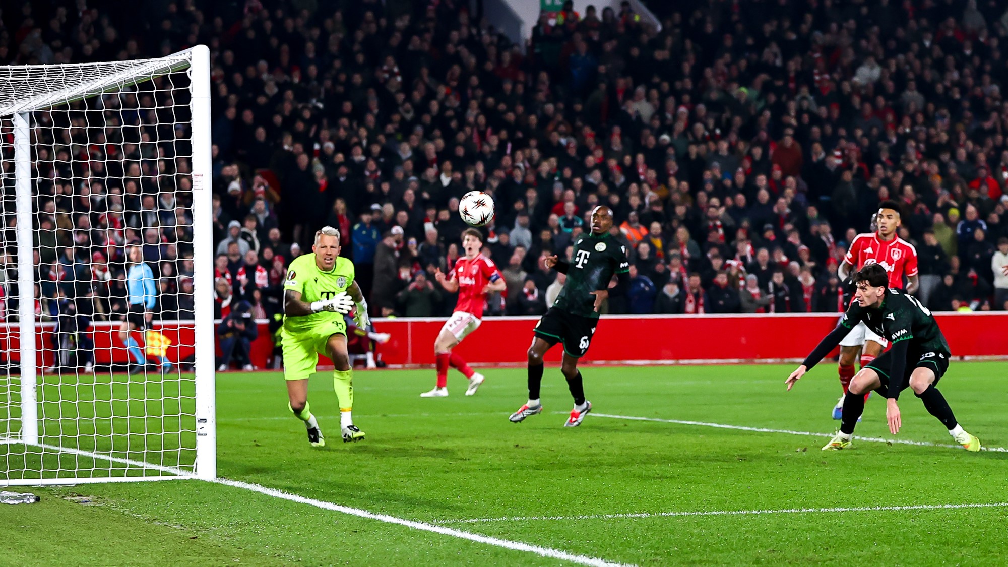 Ötvös Bence öngólt szerez a Nottingham Forest és a Ferencváros Európa Liga-mérkőzésén.