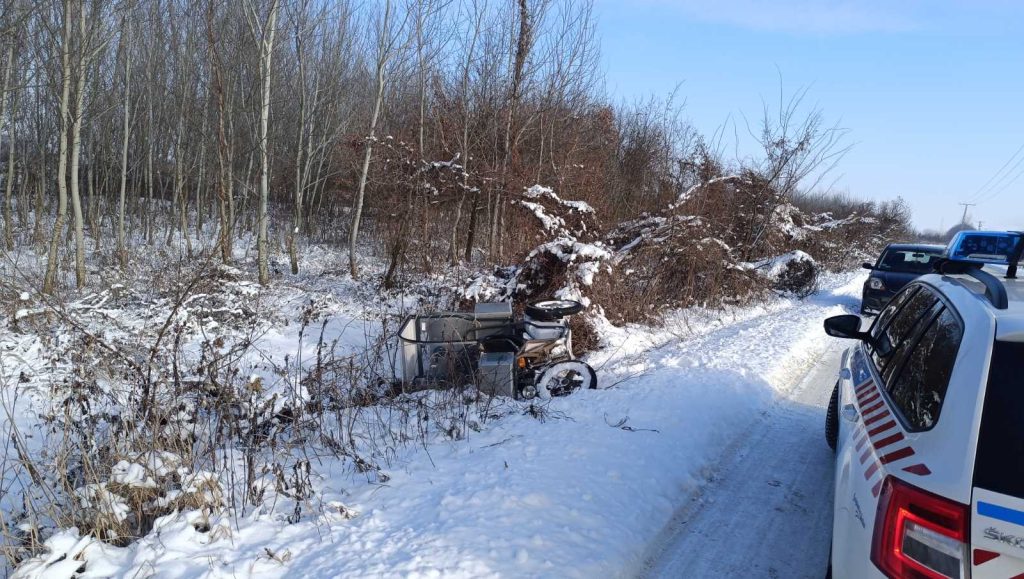 Rosszul lett és árokba borult egy postás az elektromos biciklijével