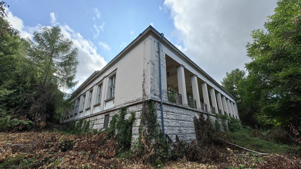 Megválna az állam a nemrég felújított köztársasági elnöki rezidenciát is magában foglaló villaparktól