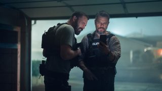 A nagy fogás című Netflix film jelenete, Matt Damon és Ben Affleck.