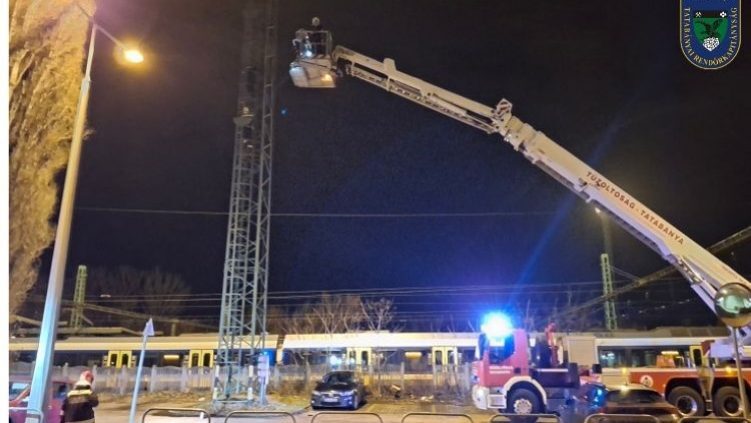 Felmászott a vasútállomáson lévő 15 méteres lámaoszlopra egy nő, hogy leugorjon