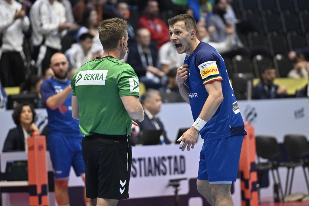 Tommaso Romei reklamál a játékvezetőnél. 