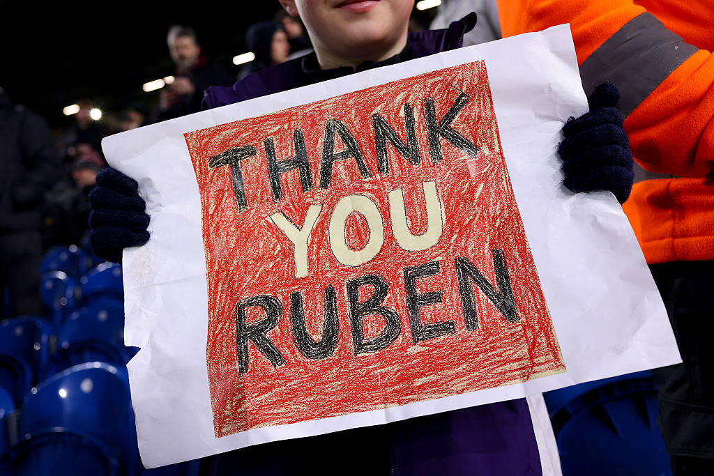 Egy szurkoló köszöni meg Rúben Amorim Munkáját a Burnley elleni bajnokin. 