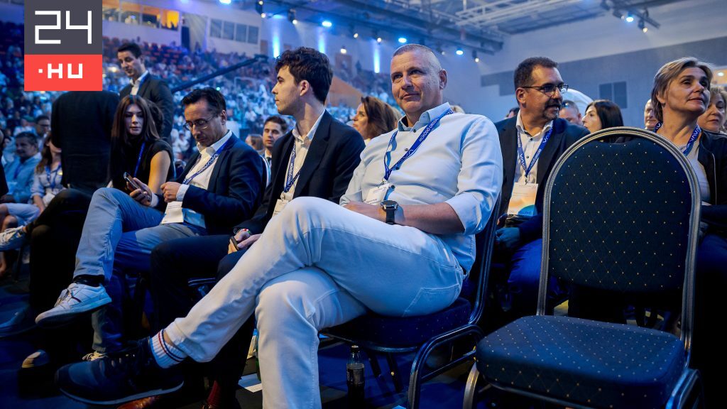 Vádemelést javasol a rendőrség Ruszin-Szendi ellen az újságíró meglökése miatt