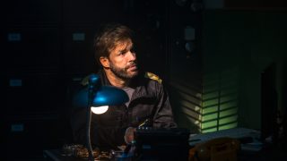 Sebestyén Balázs egy íróasztalnál ül