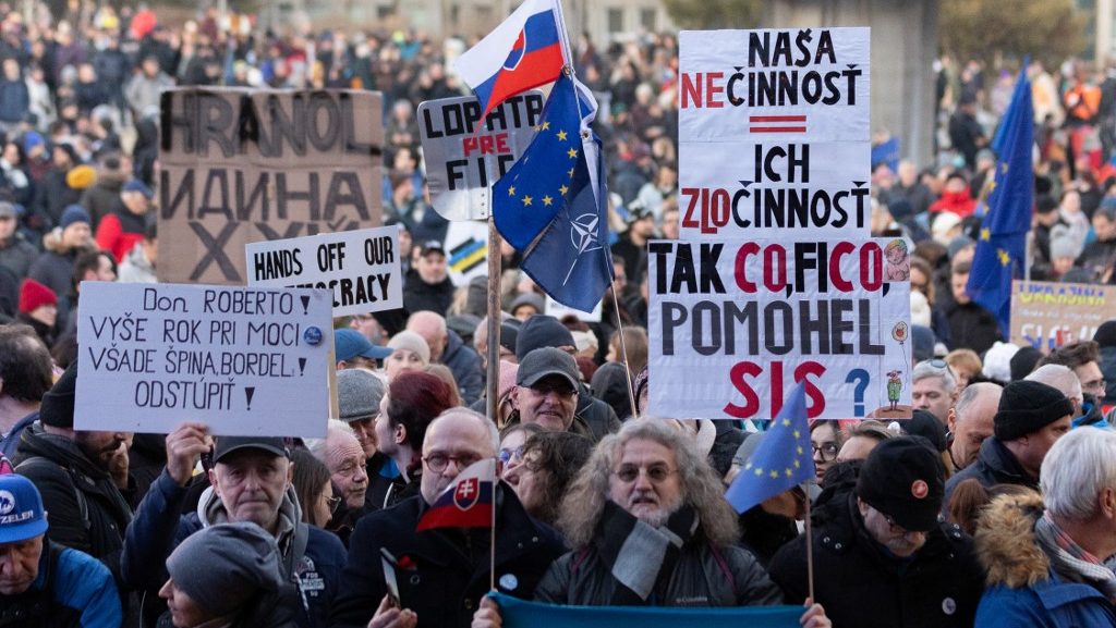 Szlovák parlament alelnöke: Fico gondolkodás nélkül hátba szúrná Orbánt, ha az érdekei úgy kívánják