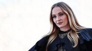 Sophie Turner a 2025-ös párizsi divathét vörös szőnyegén pózol