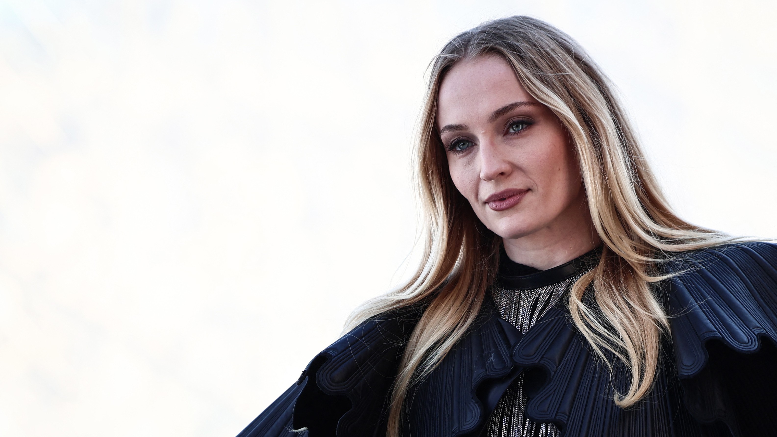 Sophie Turner a 2025-ös párizsi divathét vörös szőnyegén pózol