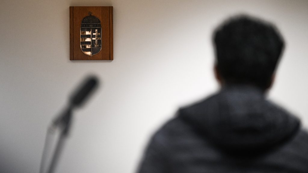 Legyenek szívesek segíteni, mert itt van egy kisgyerek a kocsiban. Szerintem a nő már nem él – kétéves fia előtt mészárolta le Esztert A. Mohamed