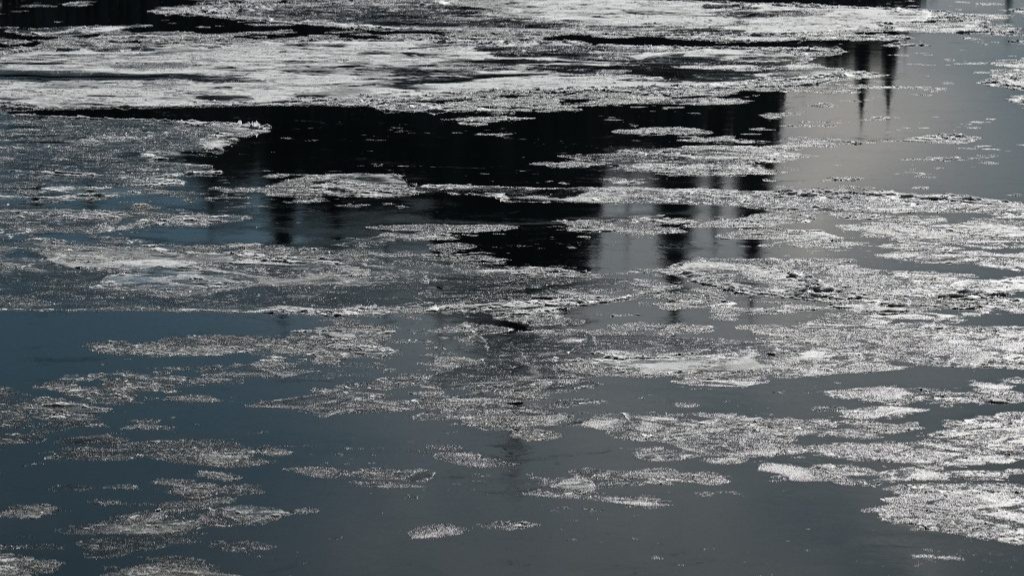 Jégzajlás miatt hajózási zárlatot rendeltek el a Dunán