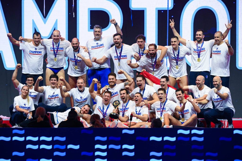 Belgrád, 2026. január 25. Az aranyérmes szerb csapat a belgrádi férfi vízilabda Európa-bajnokság eredményhirdetésén a Belgrade Arenában 2026. január 25-én. MTI/Czeglédi Zsolt 
