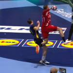 Szita Zoltán és Hampus Wanne a Svédország-Magyarország kézilabda-mérkőzésen az Európa-bajnoki középdöntőben.