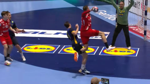 Szita Zoltán és Hampus Wanne a Svédország-Magyarország kézilabda-mérkőzésen az Európa-bajnoki középdöntőben.