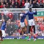 Szoboszlai Dominik lő kapura szabadrúgásból az Everton ellen.