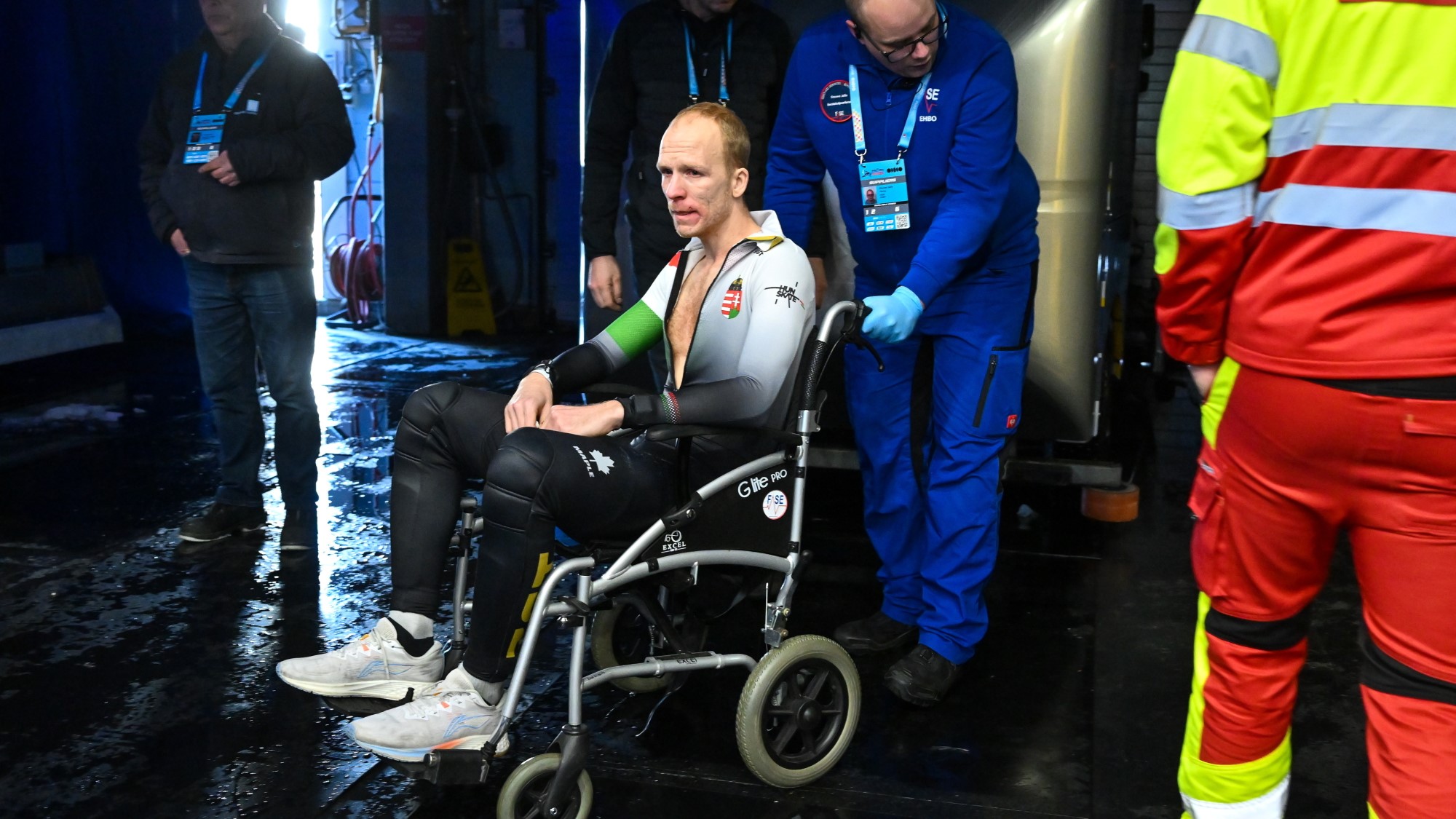 Tiborcz Dániel, miután megsérült a férfi 1000 méteres versenyszám vigaszági futamában a rövidpályás gyorskorcsolya Európa-bajnokságon a hollandiai Tilburgban 2026. január 18-án.