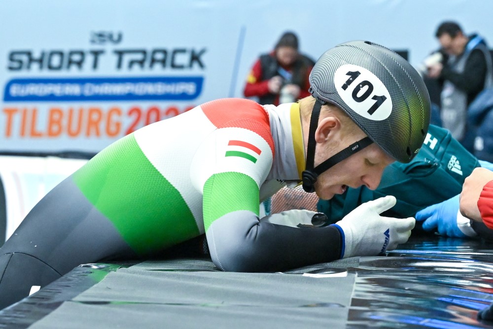 Tiborcz Dániel, miután megsérült a férfi 1000 méteres versenyszám vigaszági futamában a rövidpályás gyorskorcsolya Európa-bajnokságon a hollandiai Tilburgban 2026. január 18-án.