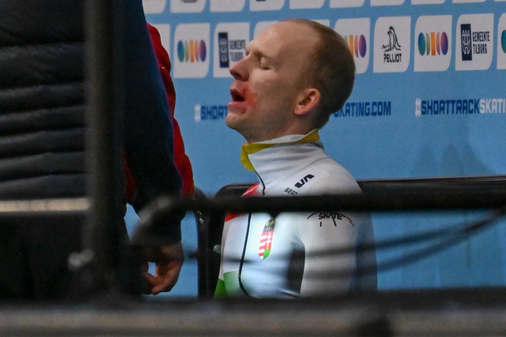 Tiborcz Dániel, miután megsérült a férfi 1000 méteres versenyszám vigaszági futamában a rövidpályás gyorskorcsolya Európa-bajnokságon a hollandiai Tilburgban 2026. január 18-án.