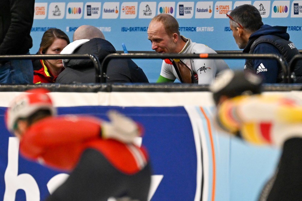 Tiborcz Dániel, miután megsérült a férfi 1000 méteres versenyszám vigaszági futamában a rövidpályás gyorskorcsolya Európa-bajnokságon a hollandiai Tilburgban 2026. január 18-án.