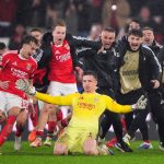 Anatolij Trubin, a Benfica kapusa ünnepel, miután továbbjutásrt érő gólt szerzett a Real Madrid ellen a Bajnokok Ligájában.