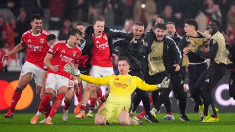 Anatolij Trubin, a Benfica kapusa ünnepel, miután továbbjutásrt érő gólt szerzett a Real Madrid ellen a Bajnokok Ligájában.