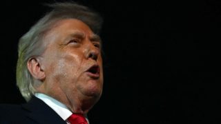 Donald Trump amerikai elnök január 19-én a Palm Beach Nemzetközi Repülőtéren, Floridában.