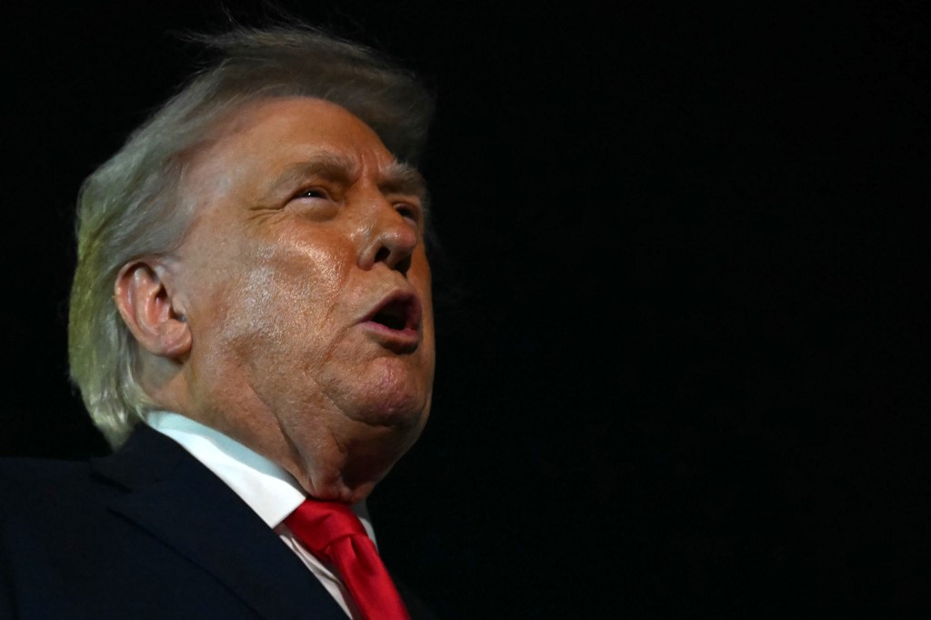 Donald Trump amerikai elnök január 19-én a Palm Beach Nemzetközi Repülőtéren, Floridában.