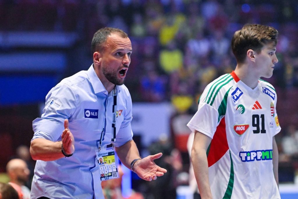 Malmö, 2026. január 25. Uros Zorman, a szlovén válogatott szövetségi kapitánya (b) a dán-norvég-svéd közös rendezésű férfi kézilabda-Európa-bajnokság középdöntőjének 2. fordulójában, a II. csoportban játszott Szlovénia - Magyarország mérkőzésen a svédországi Malmö Arénában 2026. január 25-én. Mellette Imre Bence. MTI/Hegedüs Róbert