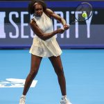 Venus Williams üti vissza a labdát egy charlotte-i bemutató mérkőzésen Madison Keys ellen.