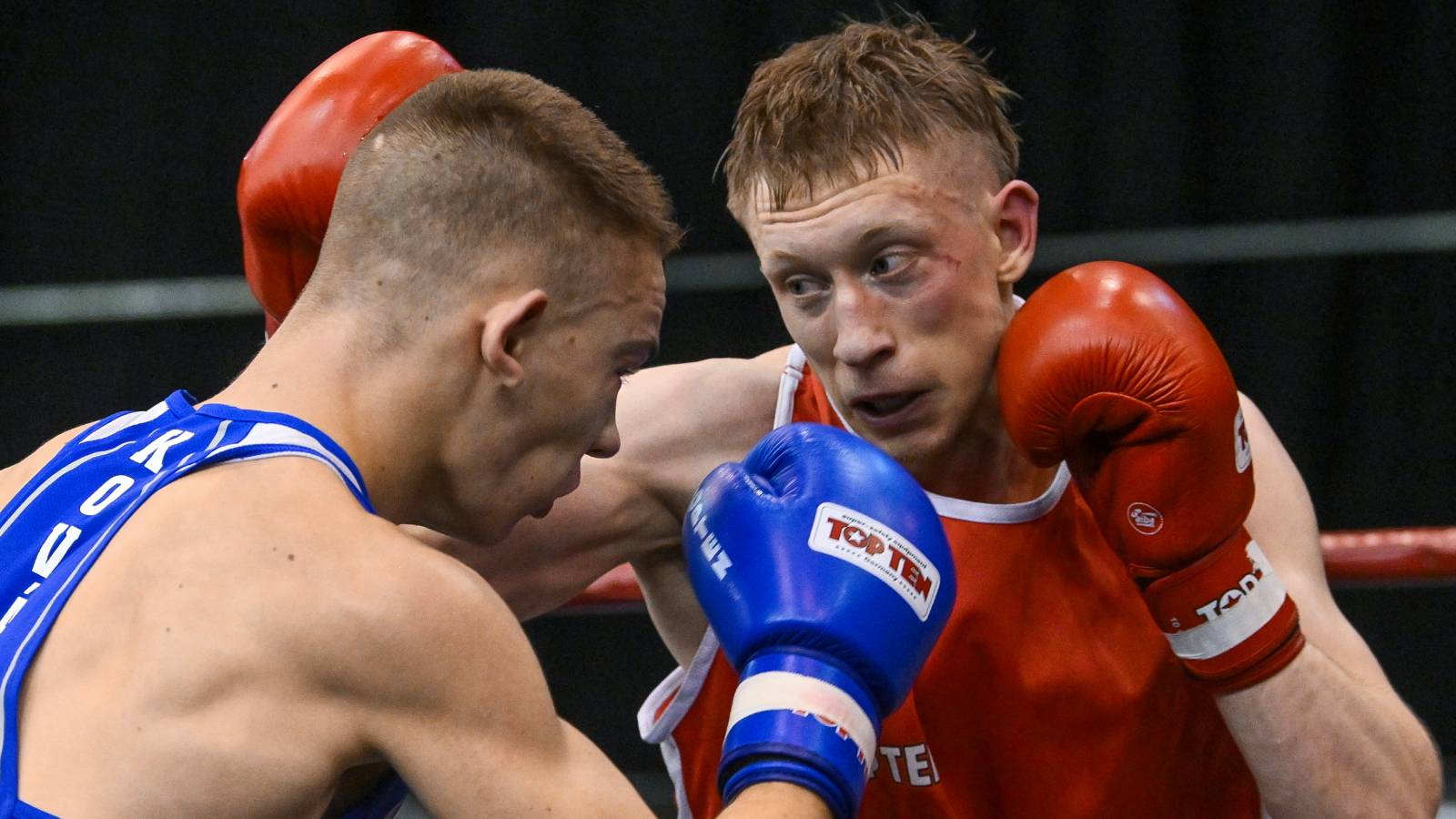 Debrecen, 2025. március 14. Veres Roland (pirosban) és Kovács Kruzító a 69. Bocskai István nemzetközi ökölvívó emlékverseny férfi 60 kilogrammos súlycsoportjának elődöntőjében a debreceni Oláh Gábor utcai sportcsarnokban 2025. március 14-én.