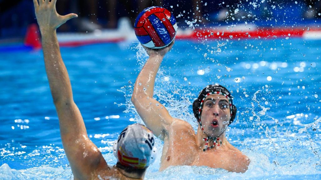 Belgrád, 2026. január 20. Vigvári Vince (j) és a spanyol Biel Gomila a belgrádi férfi vízilabda Európa-bajnokság középdöntőjének E csoportjában játszott Spanyolország - Magyarország mérkőzésen a Belgrade Arenában 2026. január 20-án. MTI/Czeglédi Zsolt