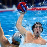 Belgrád, 2026. január 20. Vigvári Vince (j) és a spanyol Biel Gomila a belgrádi férfi vízilabda Európa-bajnokság középdöntőjének E csoportjában játszott Spanyolország - Magyarország mérkőzésen a Belgrade Arenában 2026. január 20-án. MTI/Czeglédi Zsolt