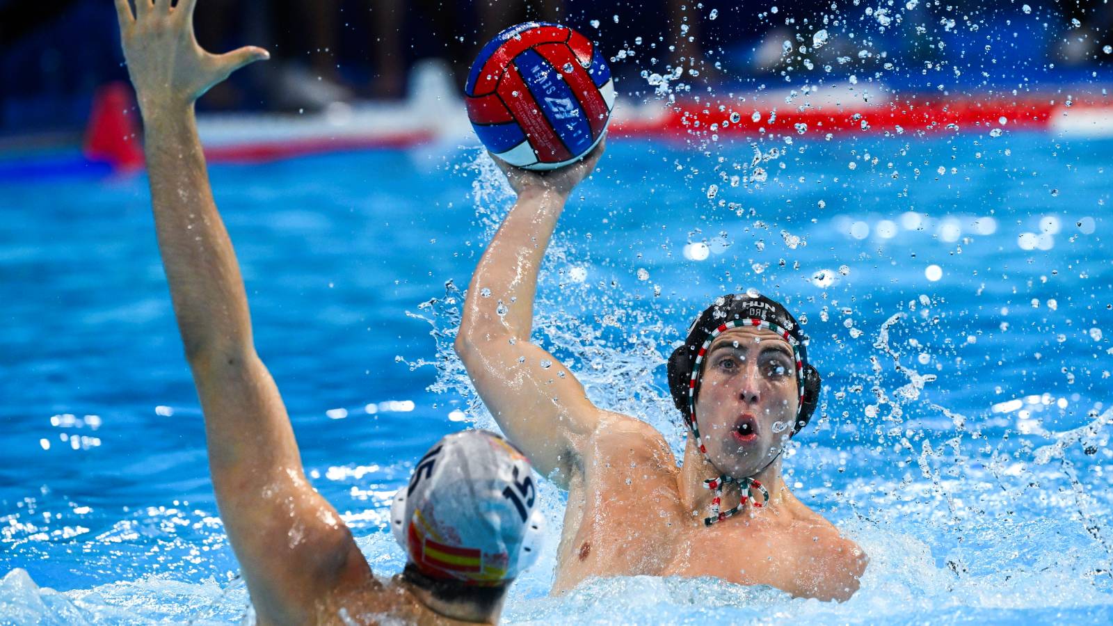 Belgrád, 2026. január 20. Vigvári Vince (j) és a spanyol Biel Gomila a belgrádi férfi vízilabda Európa-bajnokság középdöntőjének E csoportjában játszott Spanyolország - Magyarország mérkőzésen a Belgrade Arenában 2026. január 20-án. MTI/Czeglédi Zsolt