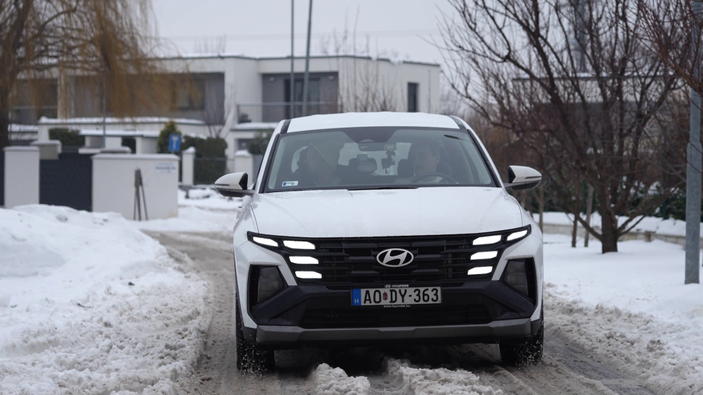 „Mire figyeljek? Hogy ne sikítsak?” – Ha muszáj autóba szállnod, így vezess a fagyos utakon!