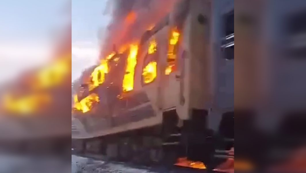 Egy égő ukrán vonat a szerelvényt ért orosz dróntámadás után.