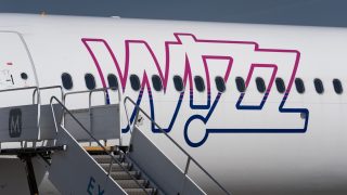 Egy Wizz Air repülőgép felszállás előtt.