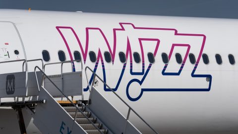 Egy Wizz Air repülőgép felszállás előtt.