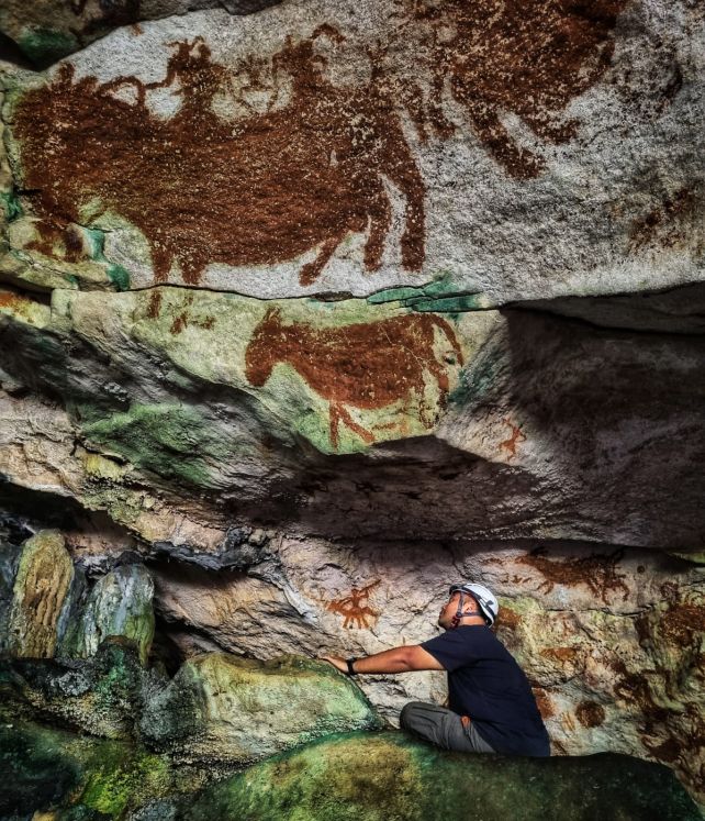 Kutató a rajzokkal teli barlangban.
