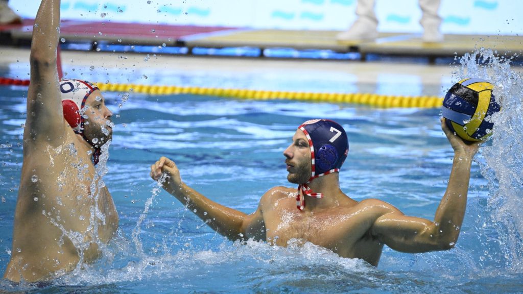 Selley-Rauscher Domonkos, a Vasas (b) és Zalánki Gergő, az Olimpiakosz játékosa a férfi vízilabda Bajnokok Ligája csoportkörének második fordulójában játszott VasasPlaket - Olimpiakosz mérkőzésen a Komjádi Uszodában 2025. október 28-án.